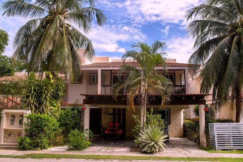 Spacious and elegant vacation home for 6 people in a private condominium