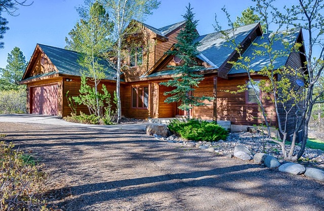 Spacious and picturesque home with private hot tub, washer/dryer, & WiFi