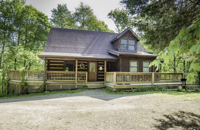Spacious and Secluded Cabin with Outdoor Hot tub!