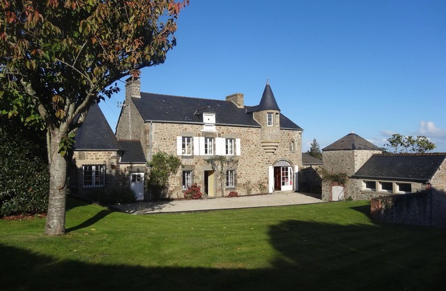Spacious and warm family home, with garden, sea view