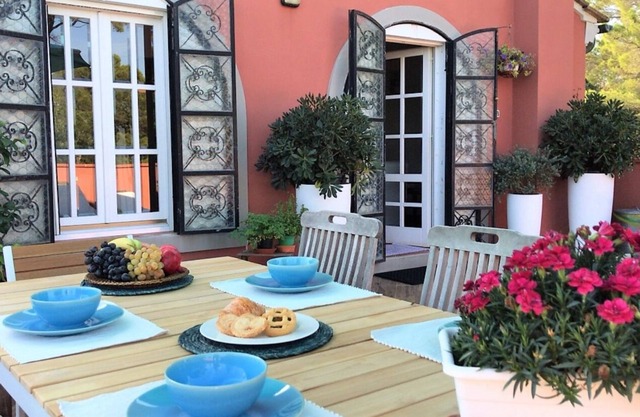 Spacious apartment in ancient Villa w/exclusive terrace, park and seasonal pool