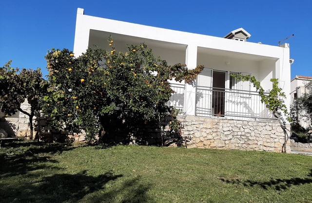 Spacious apartment w. balcony, big garden & grill