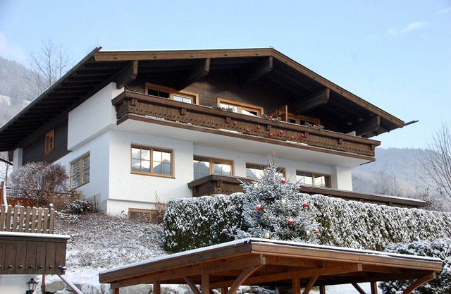 Spacious apartment with private garden & mountain views - minutes to ski slopes