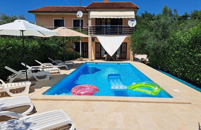 Spacious apartment with big pool close to Pula