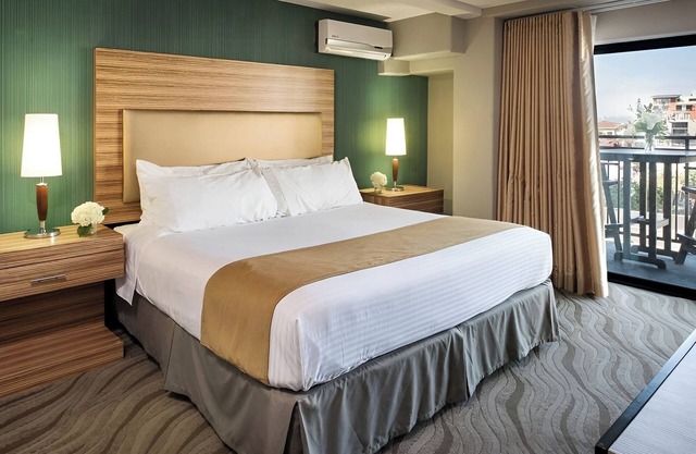 Spacious Bay View Suite w/Artistic Touches in San Diego’s Little Italy