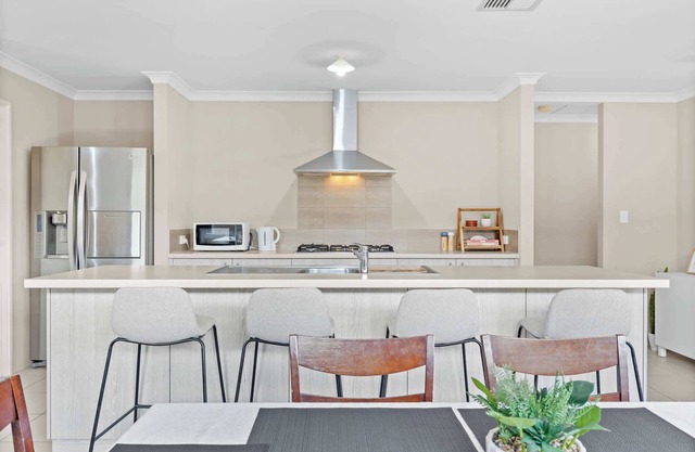 Spacious Beach House – Family Friendly