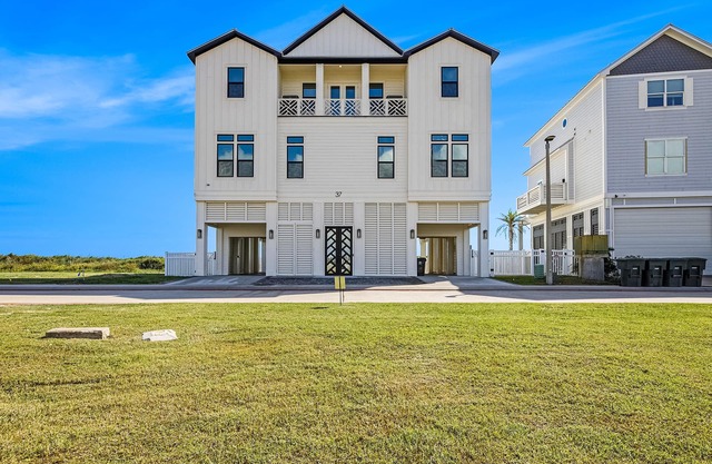 Spacious beachfront retreat with stunning ocean views