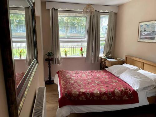 Spacious Bedroom Apartment near Tube