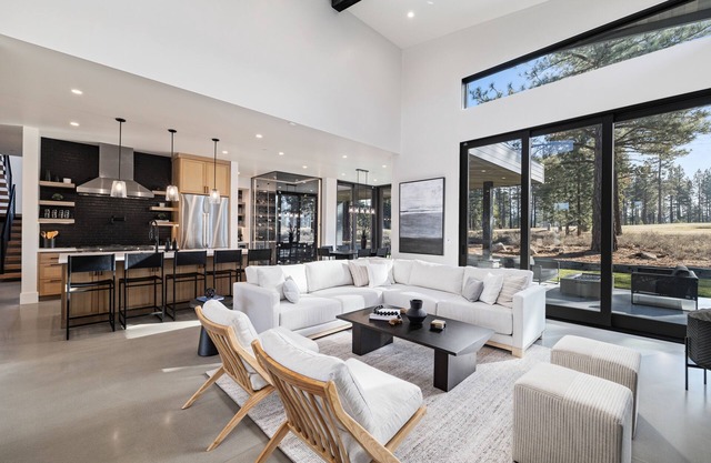 Spacious Bright Home on Golf Course| Fresh Modern Design| Private Hot Tub & Gym