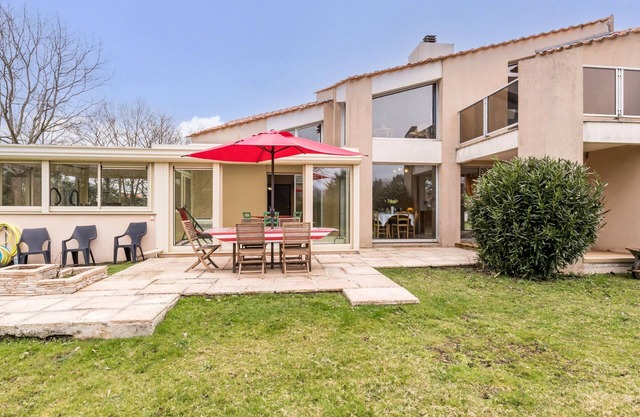 Spacious bright house, enclosed garden, Wi-Fi included