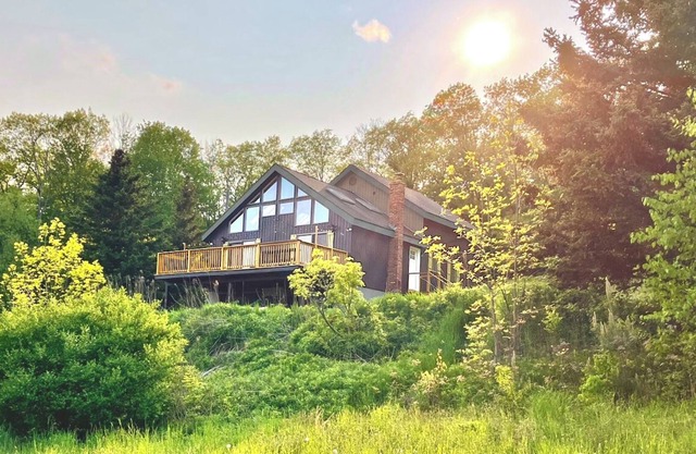 Spacious cabin w/grill, firepit & mountain views - close to hiking!