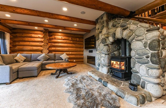 Spacious Canadian dream log home with your own private oasis in Seal Bay area.