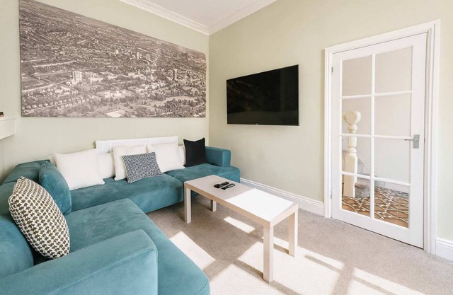 Spacious Cardiff Home for 12 + Parking + Hot Tub