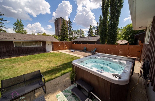 Spacious & Central | Hot Tub | AC | Sleep 12 |Yard