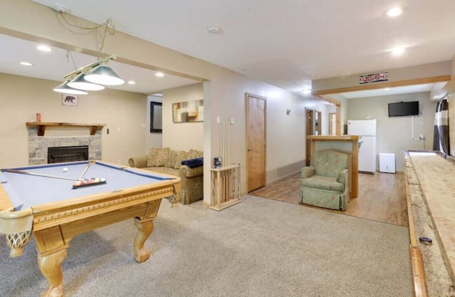 Spacious Chalet | GameRoom, FirePit, Hot Tub!