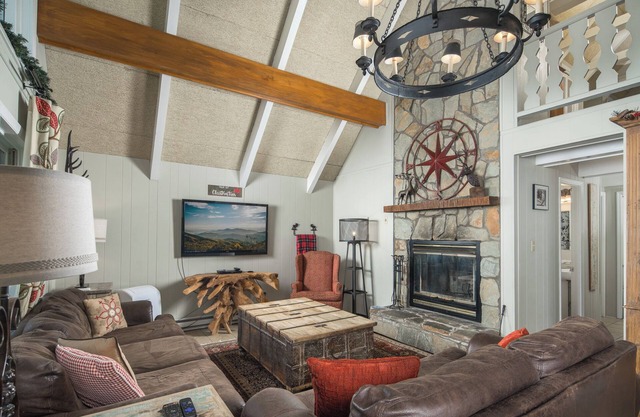 Spacious Chalet Near Slopes – Sleeps 10, Pet Friendly