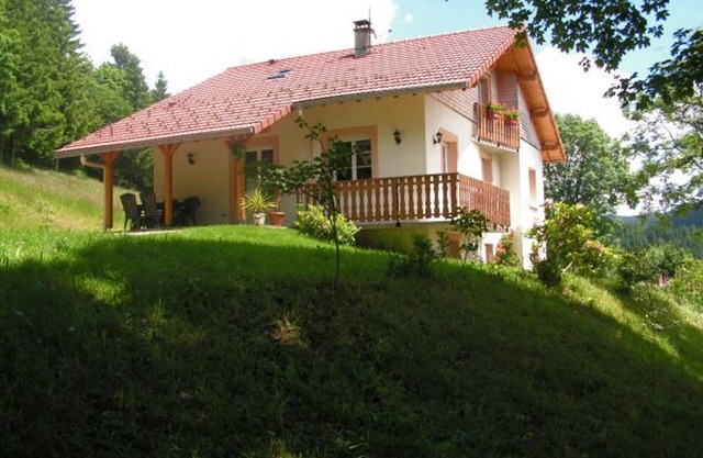 Spacious chalet with balcony, free WiFi, close to lake and ski resort