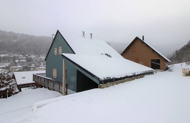 Spacious chalet with terrace and wood stove near center
