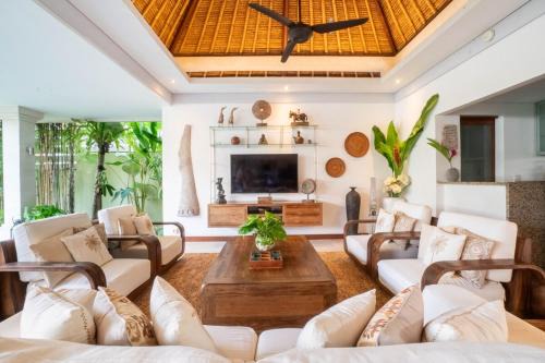 Spacious Charming 4BR Balinese Villa, Seminyak