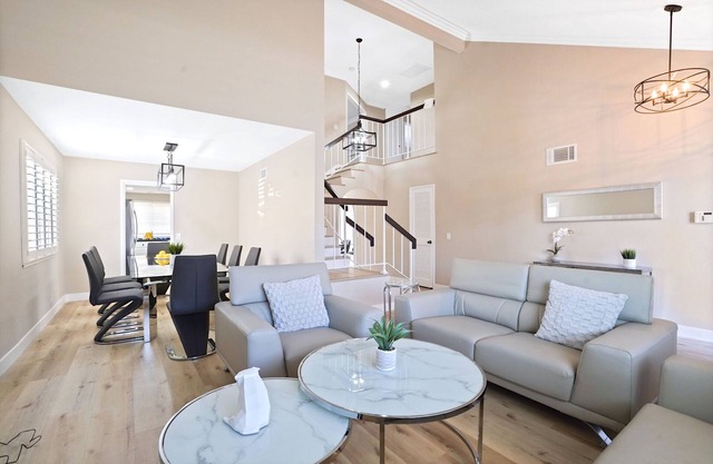 Spacious Clean Home w/Quality Furniture close to Disneyland & Huntington Beach!