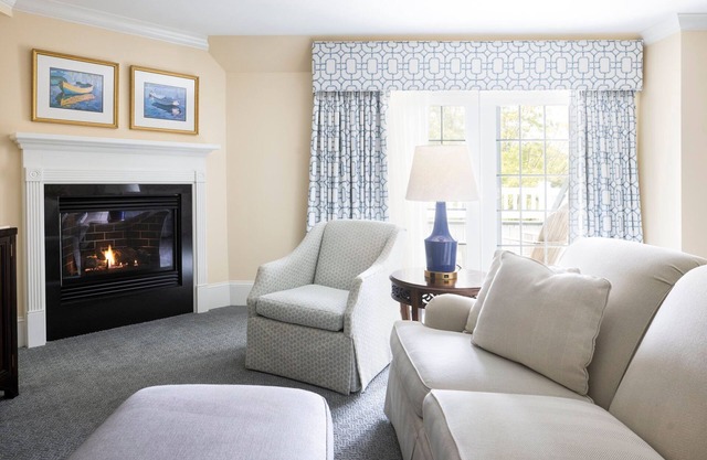 Spacious Club Suite | Fireplace & Kitchenette