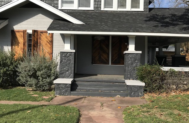 Spacious Colonial 3 bedroom near downtown