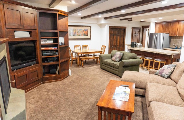 Spacious Condo steps from Main St. & Ski Lift