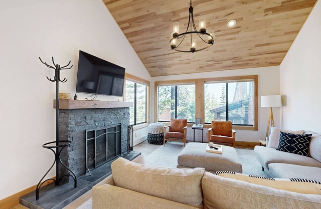 Spacious condo walking distance to ski lifts with hot tub, sauna, & pool access