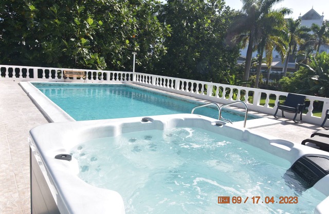 Spacious contemporary, relaxing apartment only 5 minutes walk to fabulous beach