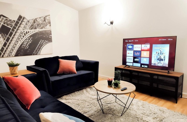 Spacious & Convenient Rustic Family Home near YVR /Sleeps 8!