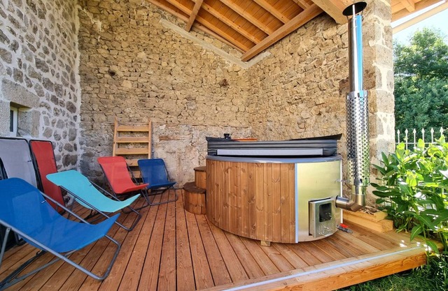 Spacious cottage with hot tub and wifi in Usson-en-Forez