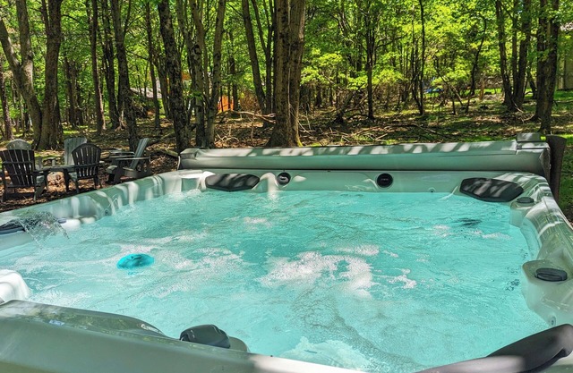 Spacious Cottage in lake community W/Hot tub