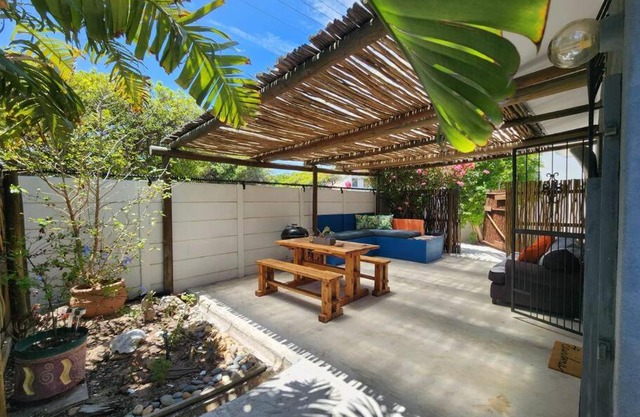Spacious cottage near Bloubergstrand beach