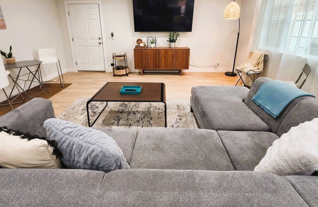 Spacious cozy Home newly remodeled close to Disneyland and Beach