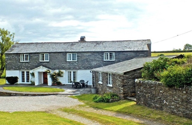 Spacious detached house set in own grounds of 1/2 an acre - family-friendly.