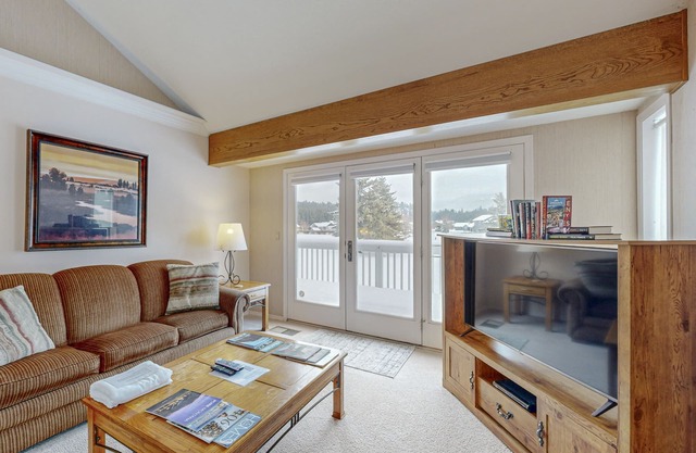Spacious Dog-Friendly Condo on the 7th Hole of Eagle Bend Golf Course