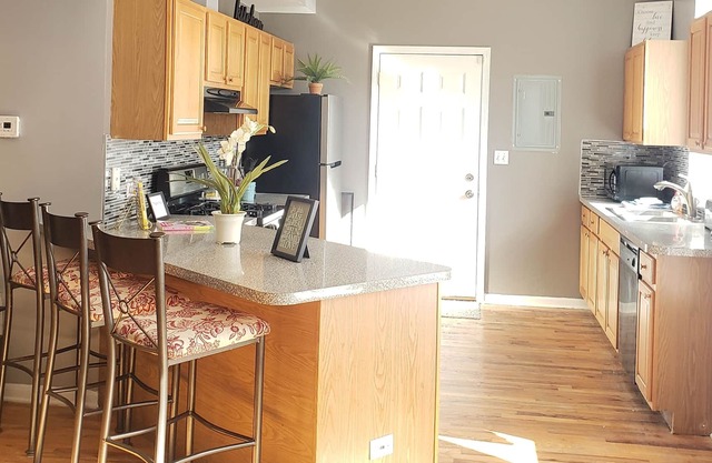 Spacious Duplex Condo/3BR/2.5 Bath