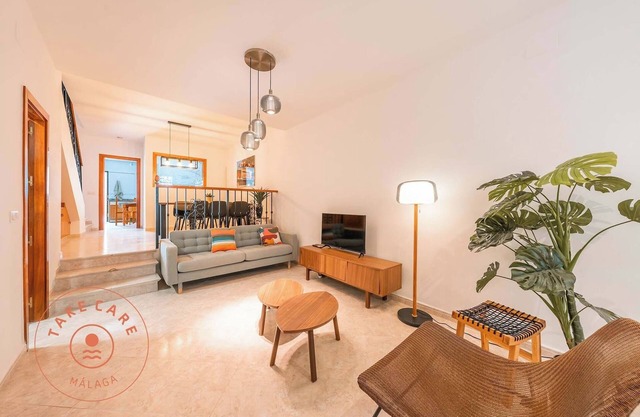 Spacious home with lovely garden - TakeCareMalaga