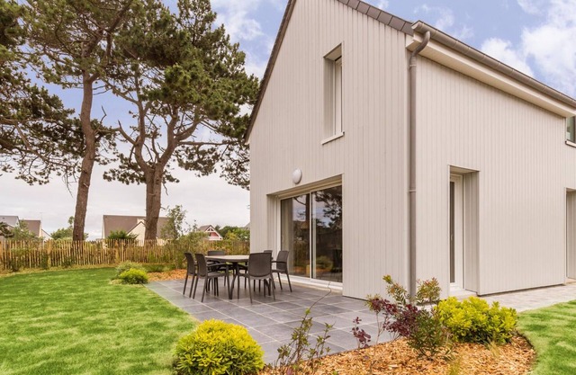 Spacious family home in Portbail, pets allowed