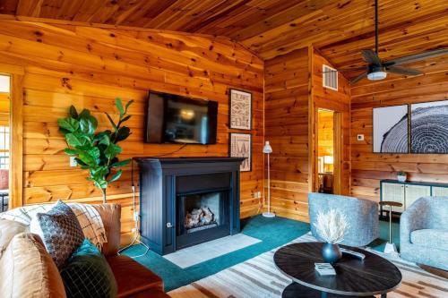 Spacious Family Home with Hot Tub Game & Play room
