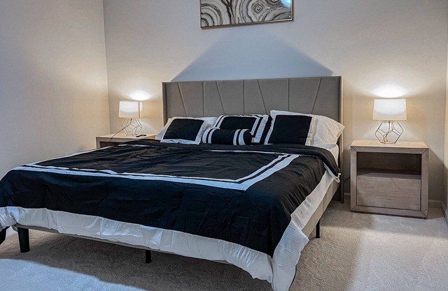 Spacious Family Sized 3 Bed Home with Garage & backyard Patio
