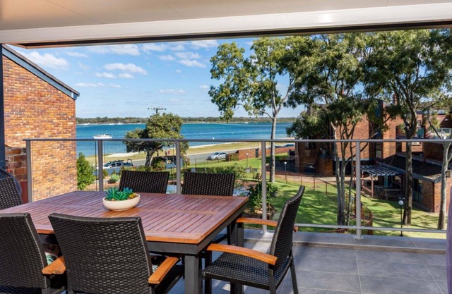 Spacious Family Unit With Incredible Water Views