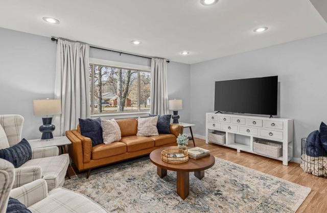 Spacious Family Haven - Walk to Downtown & JBU