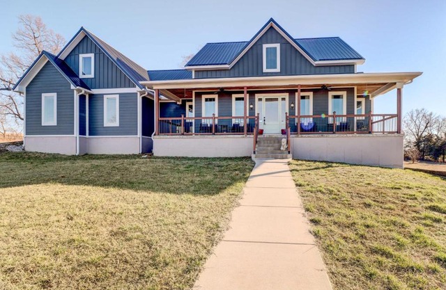 Spacious Farmhouse Near Hikes and Waterfalls