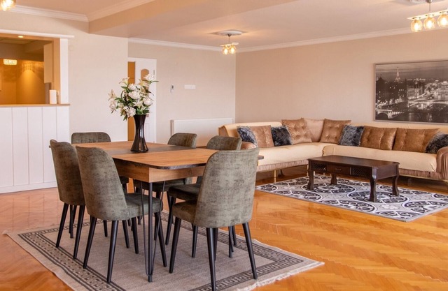 Spacious Flat with Sea View in İzmir Karsiyaka