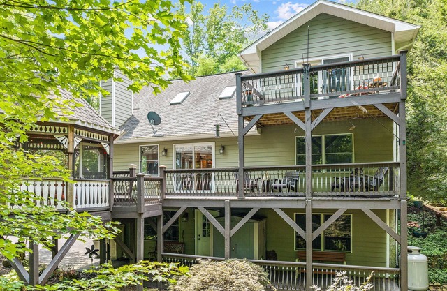 Spacious four-bedroom home with Breathtaking views and Hot tub