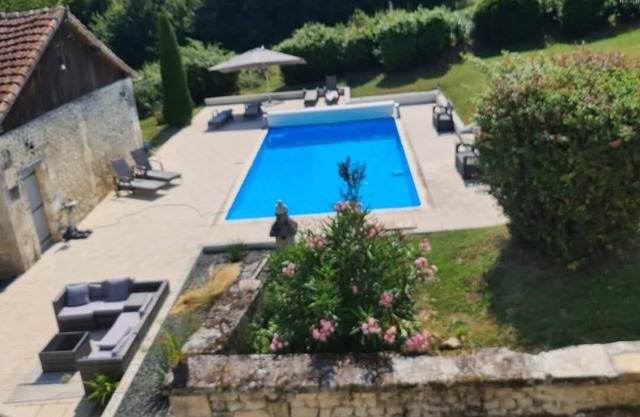 Spacious estate in superb Champagne-et-Fontaine with WiFi, endless opportunities