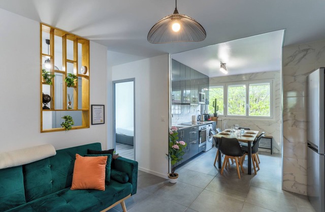 Spacious 4 Bedroom Apartment - Ideal for Families & Groups