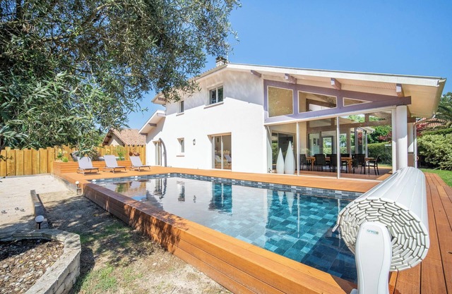 Spacious 15P family friendly house close to beach with heated pool & Jacuzzi