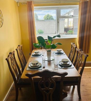 Spacious, free parking, 9 mins Elland Rd, nr town